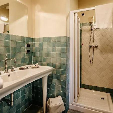 Hotel Dimora Casa Eugenia 3*