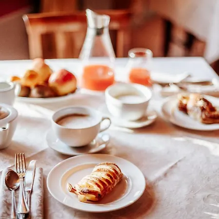 狄莫拉卡萨尤金妮亚酒店 3* 罗洛·丘芬纳